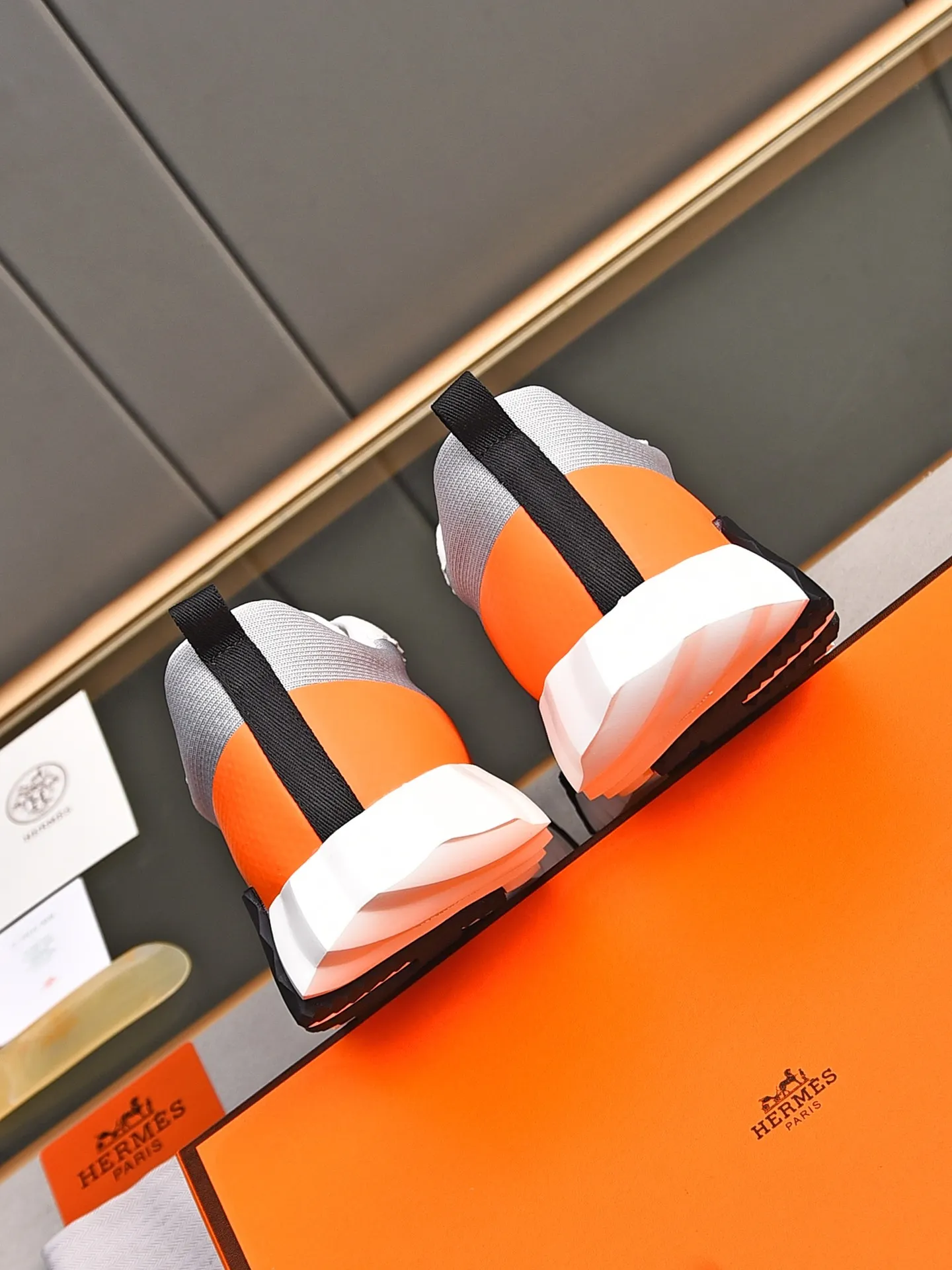 PP580【Hermes】fe new arrival~New Bouncing sneakers are the most comfortable shoes from Hermès. They are extremely light on the feet and look great. You won’t feel tired even when you go shopping and running around. They are very light and comfortable. They are extremely light, suitable for both sports and leisure. They feel great when you step on them! It’s up to you to choose, there’s always what you want~ ✔️Fabric: Imported first-layer cowhide + high-elastic fly weave ✔️Inner lining: Imported water-dyed cow lining ✔️Outsole: Seamless combination of IP+TPU (multi-color letters) German technology irradiation machine ✔️Code number: Male 38-44 (45 customized)